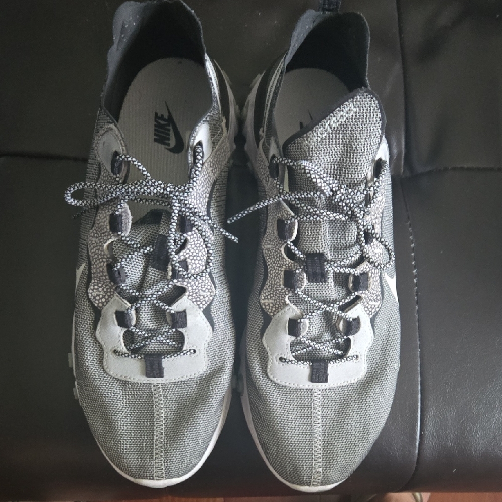 Nike Men's Black and Gray Athletic Shoes